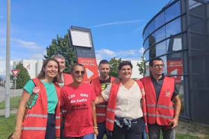 Sophie Binet entourée des représentants de la CGT à Tefal.