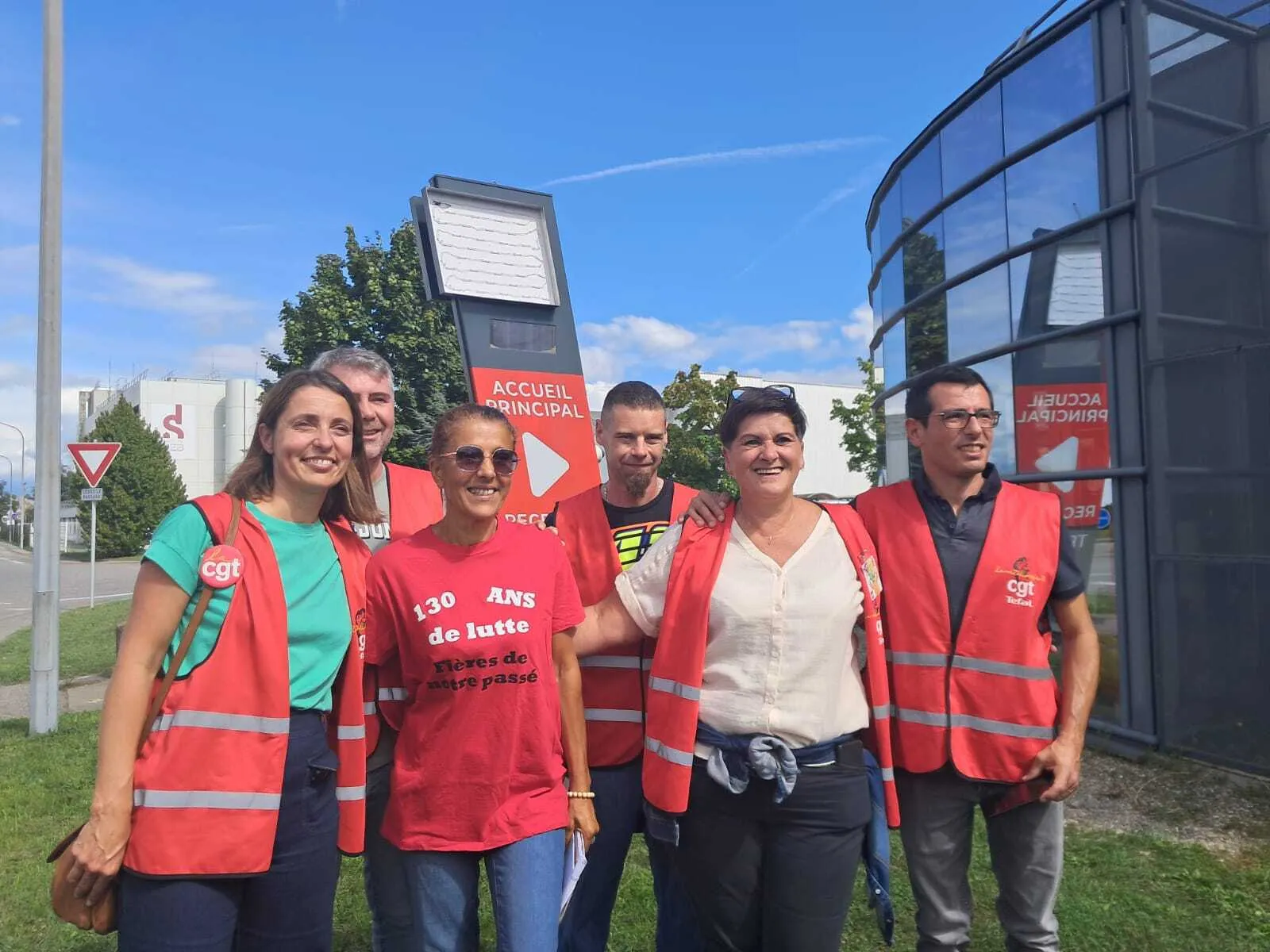 Sophie Binet entourée des représentants de la CGT à Tefal.