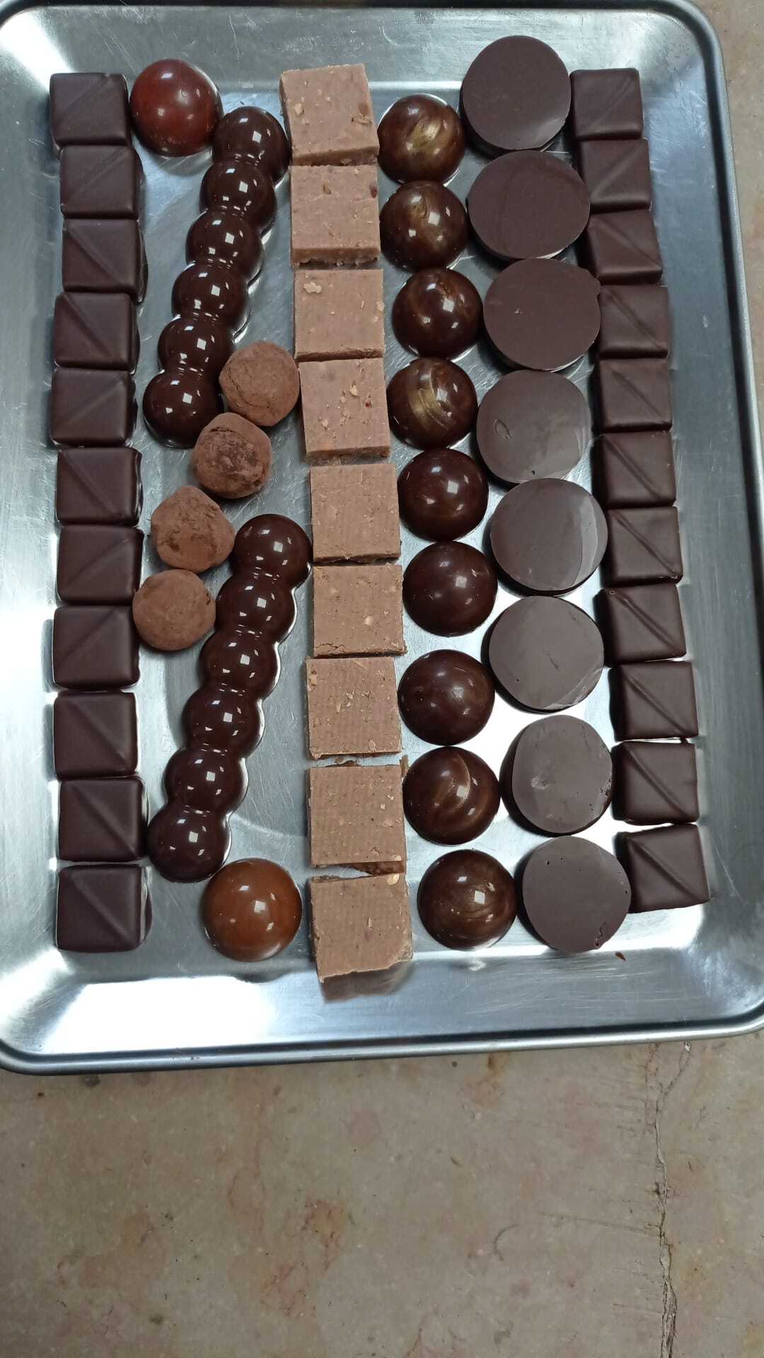 Willy Ferrier parfait sa technique sur plusieurs chocolats. - ©Willy Ferrier