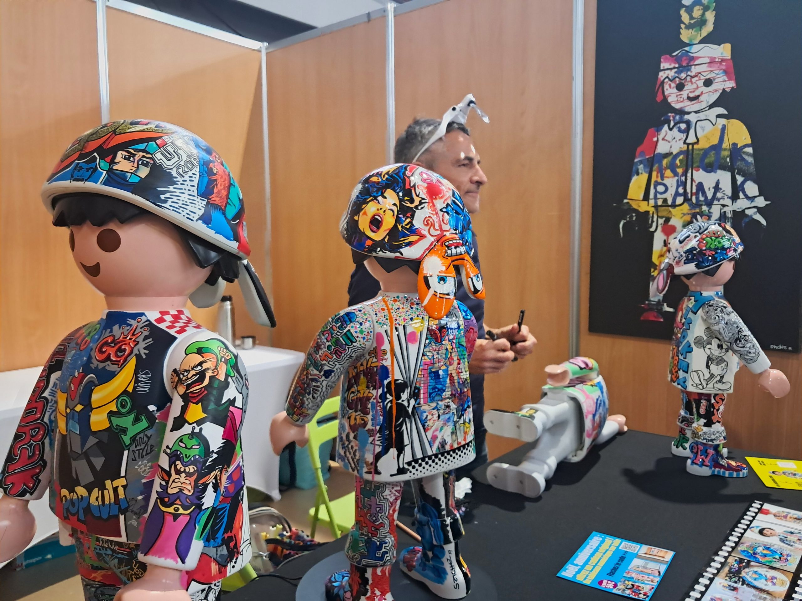 350 exposants. Plusieurs centaines d'exposants (artisans, producteurs, entreprises, artistes...) d'univers variés (ameublement, décoration, beauté, santé, bien-être, loisirs...) sont présents à la Foire comme cet artiste qui propose des créations personnalisées de Playmobil® XXL  - ©Claire Castelar