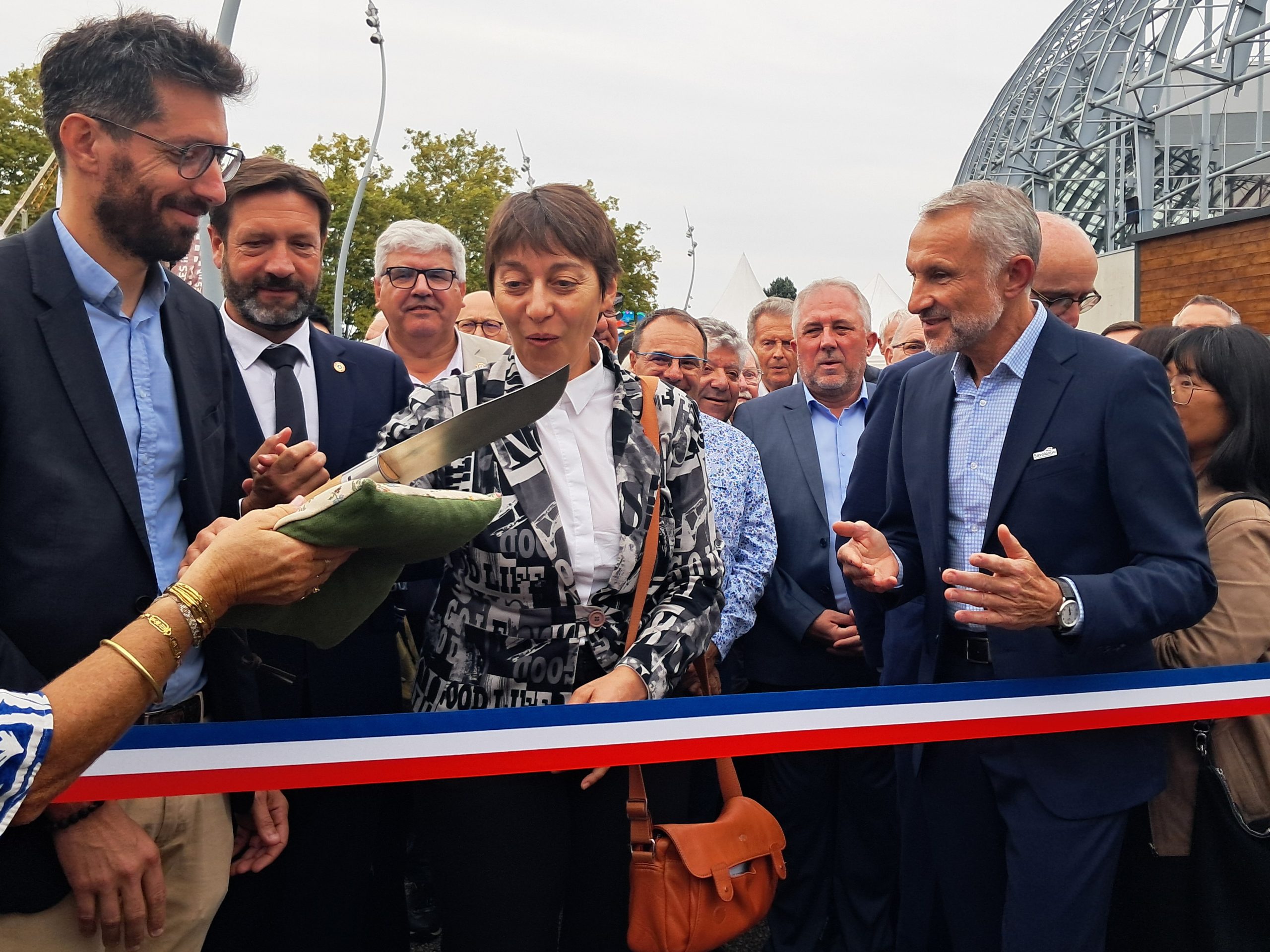 Inauguration. La préfète Vanina Nicoli a coupé le ruban à l'aide du traditionnel Opinel "géant" aux côtés du président de la Région et du président de Savoiexpo. - ©Claire Castelar