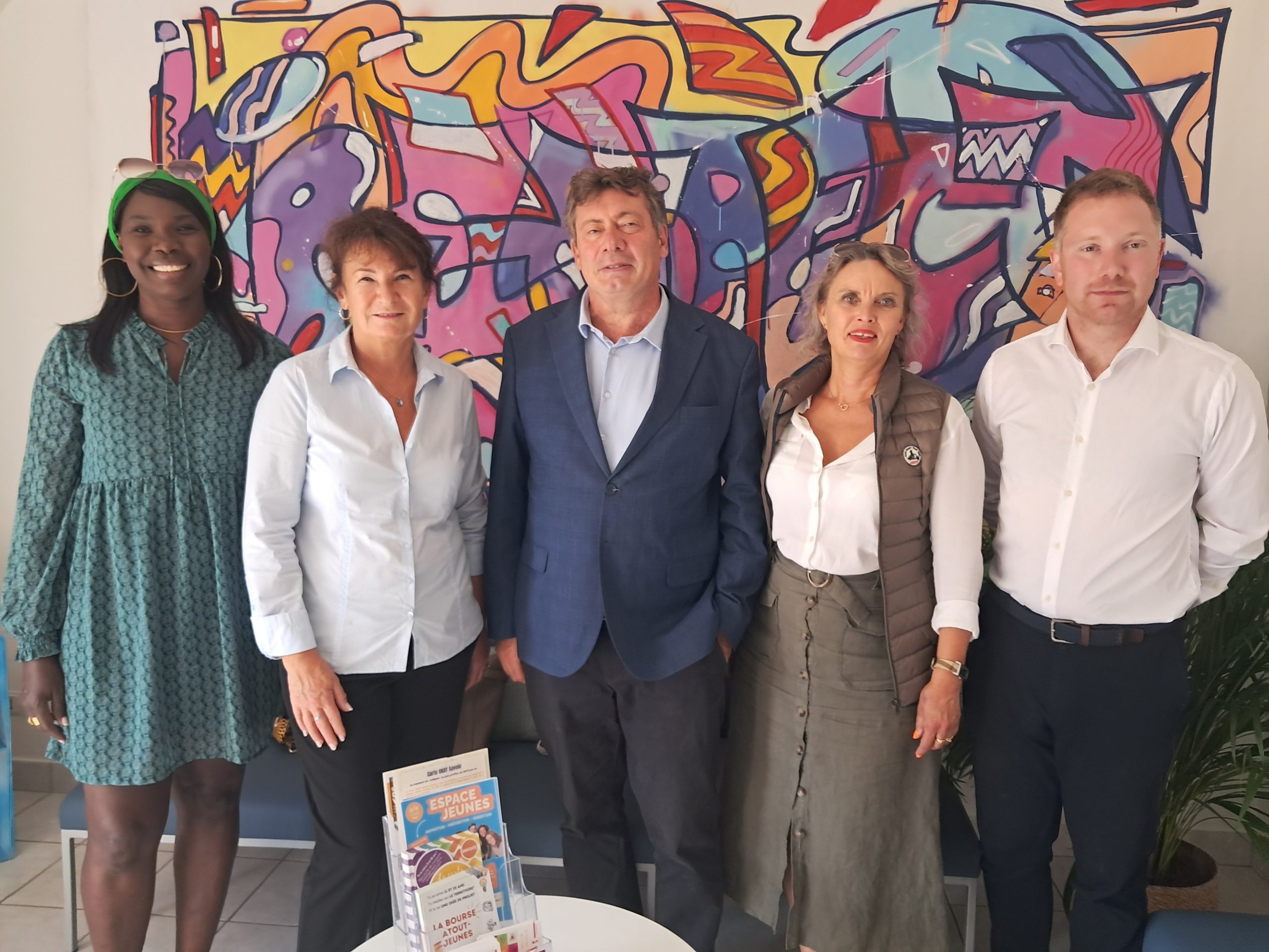 Les élus devant la fresque réalisée par les jeunes du centre de loisirs cet été.  - ©Claire Castelar