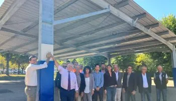 Top départ de la centrale photovoltaïque par Florian Maitre et Michel Dyen entourés d'élus et des partenaires, lors de l'inauguration dans la cour de l'école élémentaire