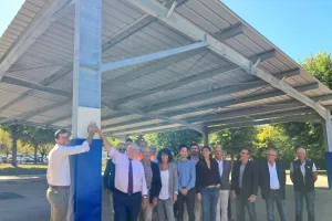 Top départ de la centrale photovoltaïque par Florian Maitre et Michel Dyen entourés d'élus et des partenaires, lors de l'inauguration dans la cour de l'école élémentaire