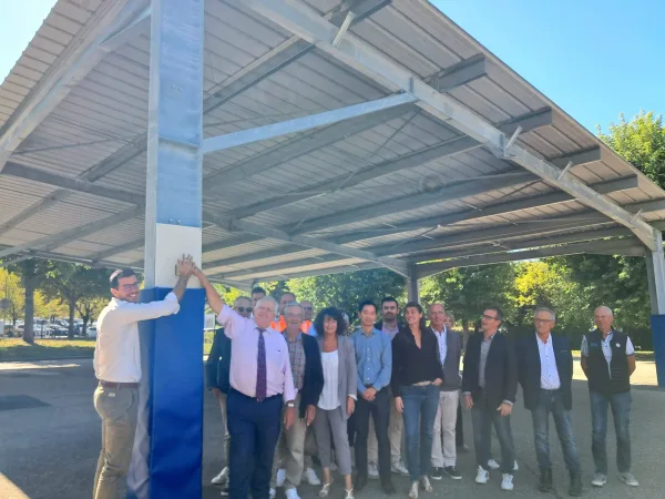 Top départ de la centrale photovoltaïque par Florian Maitre et Michel Dyen entourés d'élus et des partenaires, lors de l'inauguration dans la cour de l'école élémentaire