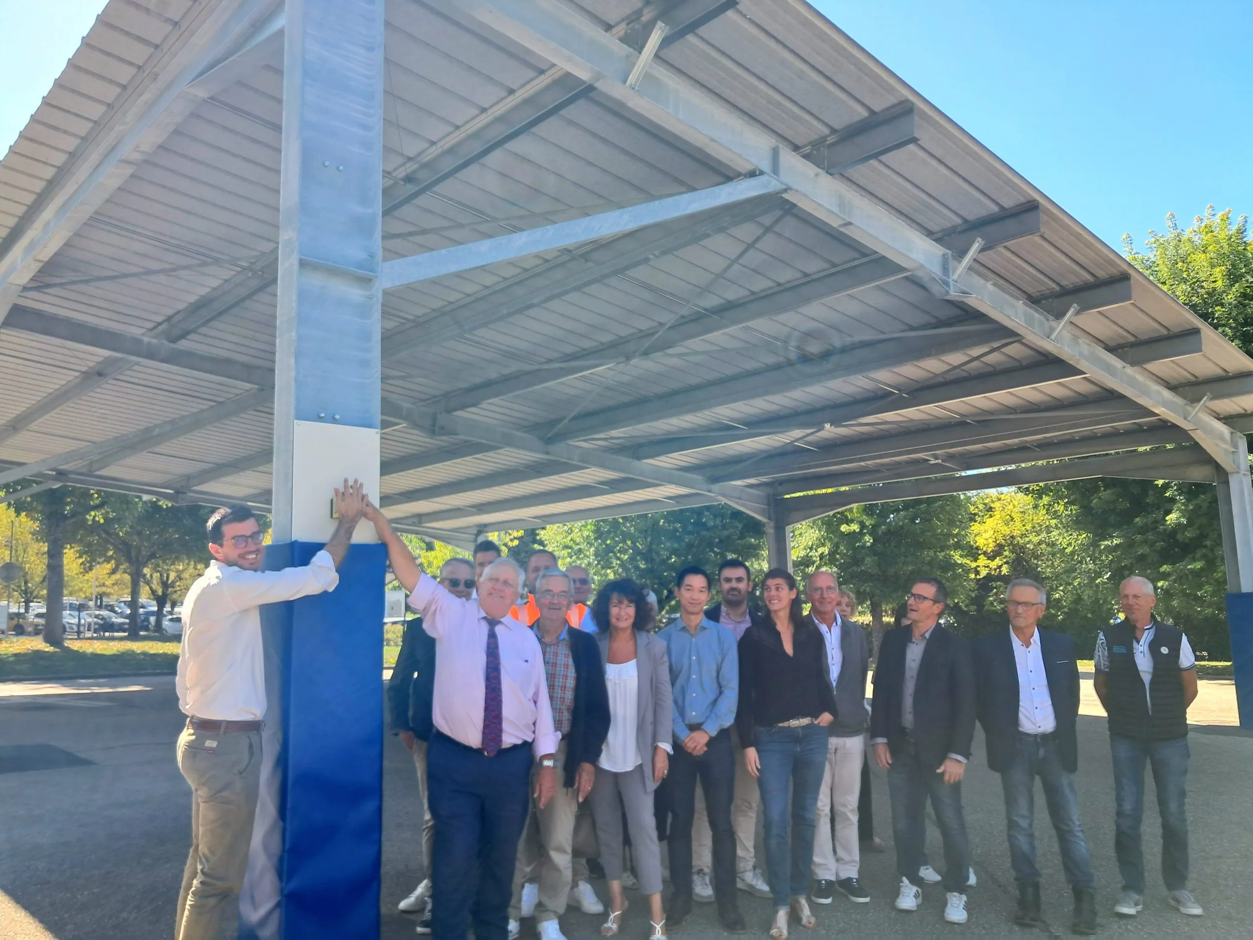 Top départ de la centrale photovoltaïque par Florian Maitre et Michel Dyen entourés d'élus et des partenaires, lors de l'inauguration dans la cour de l'école élémentaire