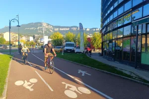 De plus en plus de Savoyards se déplacent chaque jour à vélo (photo d'illustration piste cyclable Aix-les-Bains)