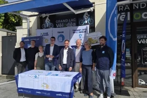 Signature entre Grand Lac et SNCF Voyageurs TER Aura devant l'agence Vélodéa.