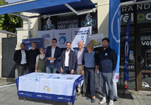 Signature entre Grand Lac et SNCF Voyageurs TER Aura devant l'agence Vélodéa.