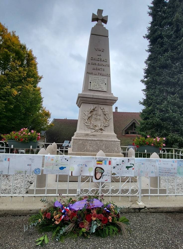 A Viuz-la-Chiesaz, une gerbe était déposée au Monument aux morts par les élus et les enfants qui ont aussi garni la grille de dessins en hommage à Georges Duffaud. - ©Florence Milhomme