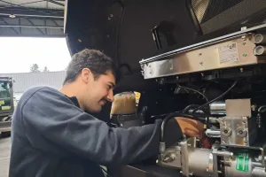 Arthur Baudry s'occupe souvent des machines 12 et E12 dans son entreprise d'alternance à Mécalac. 