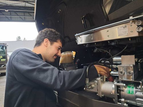 Arthur Baudry s'occupe souvent des machines 12 et E12 dans son entreprise d'alternance à Mécalac. 