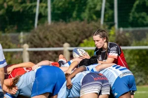Concentrée sur la mêlée.