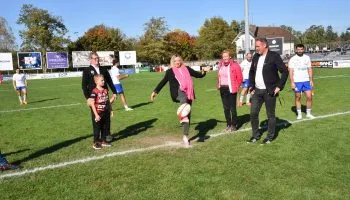 Ballon du match. Coup d'envoi fictif par le partenaire du jour.
