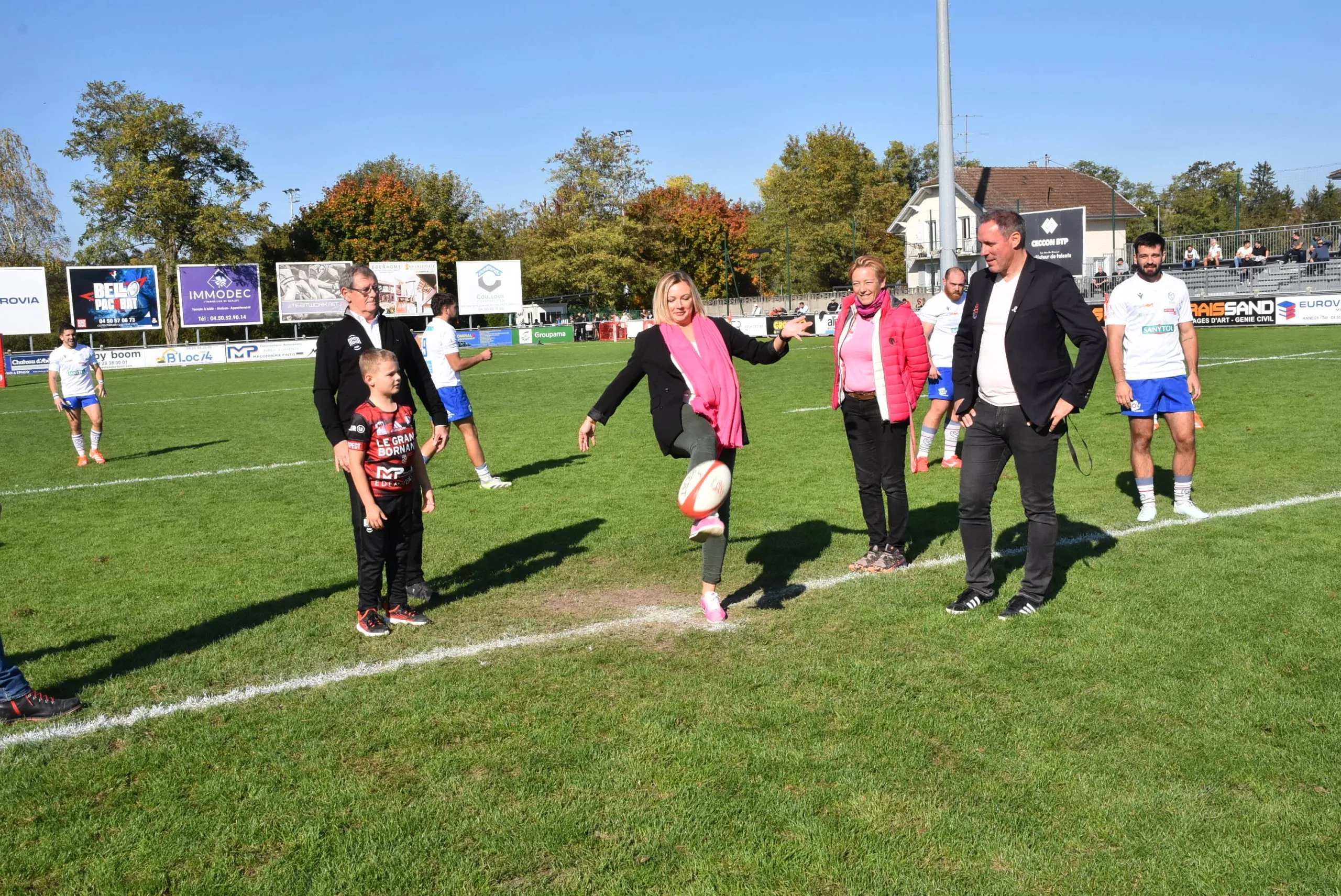 Ballon du match. Coup d'envoi fictif par le partenaire du jour.