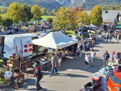 Visiteurs. De nombreux visiteurs ont arpenté l'esplanade de la salle des rencontres à Sion, pour rencontrer les 65 exposants présents.