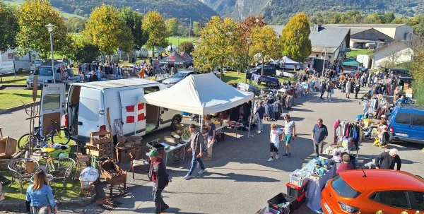 Visiteurs. De nombreux visiteurs ont arpenté l'esplanade de la salle des rencontres à Sion, pour rencontrer les 65 exposants présents.