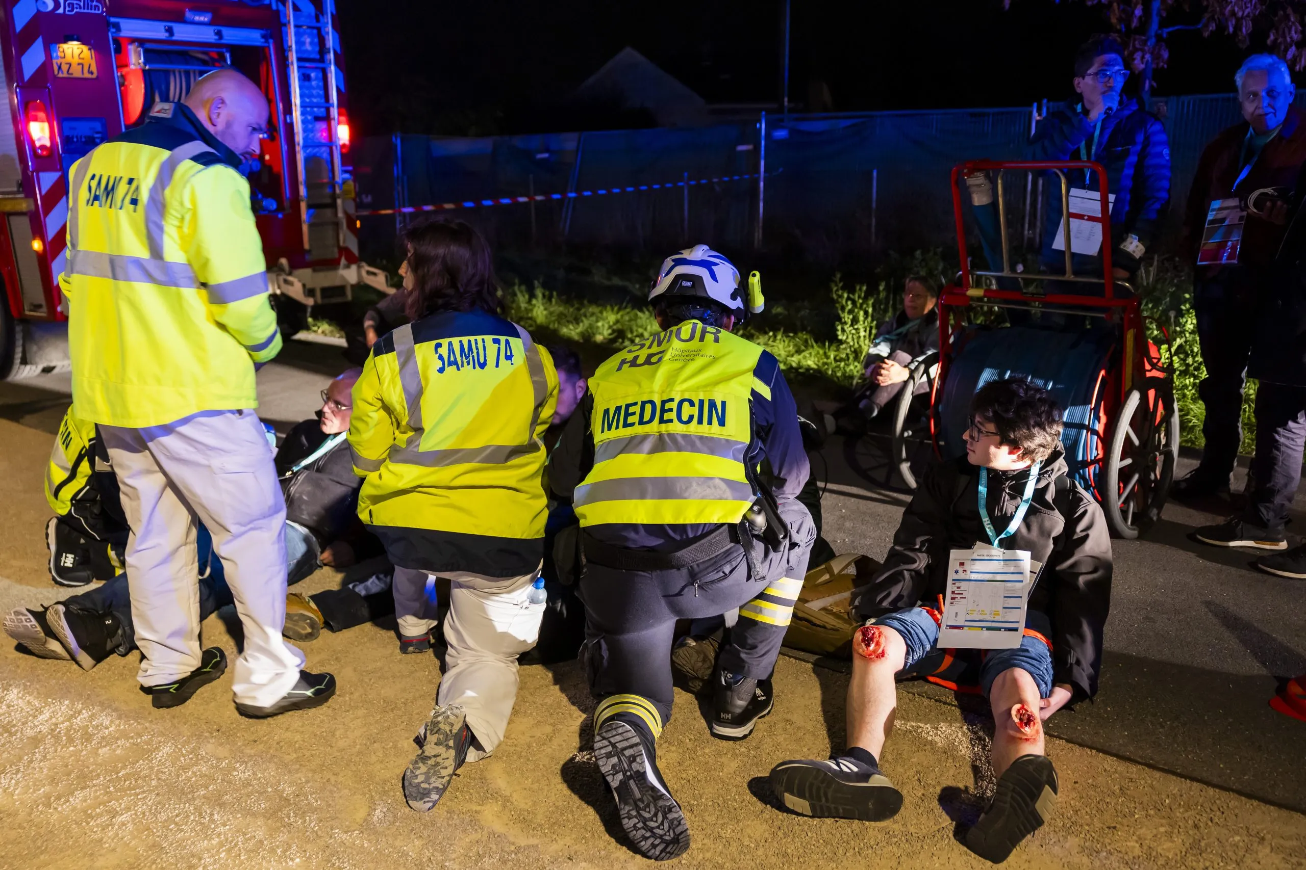 Des medecins du SAMU et un medecin des HUG en action.