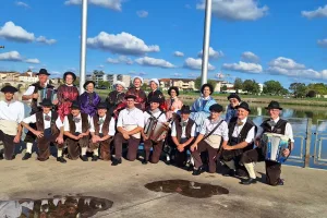 Le groupe folklorique Lô P'tiouts Jean de Vovray, lors d'une sortie récente à Mâcon, ici sur les quais de Saône, en costume traditionnel.