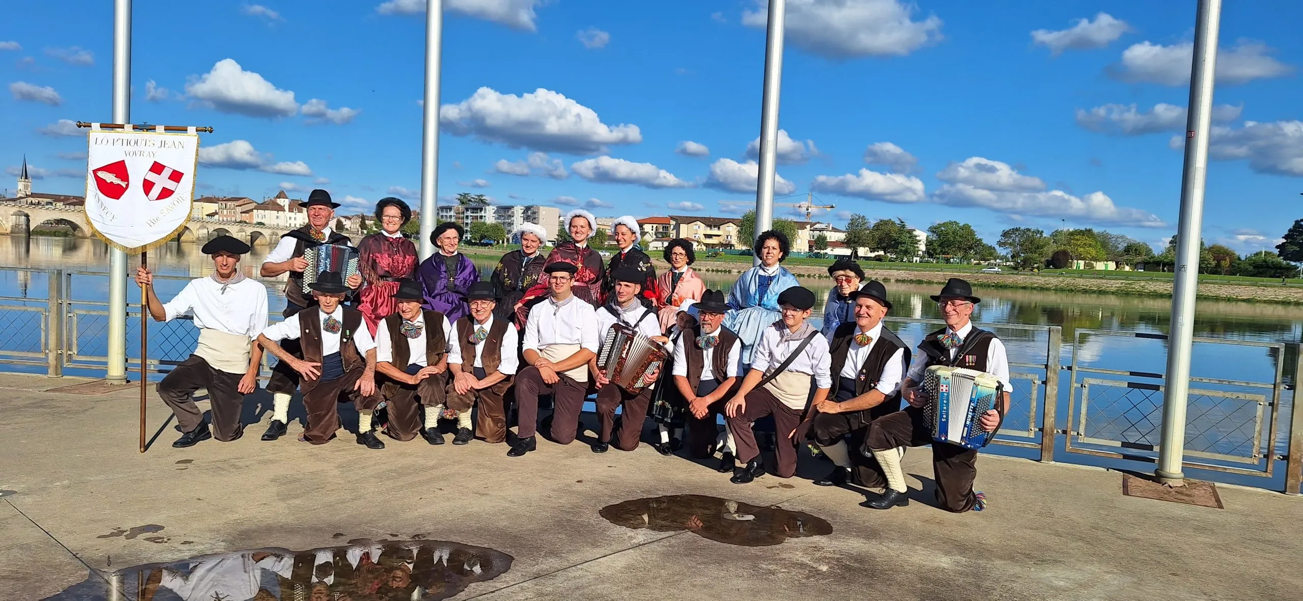 Le groupe folklorique Lô P'tiouts Jean de Vovray, lors d'une sortie récente à Mâcon, ici sur les quais de Saône, en costume traditionnel.