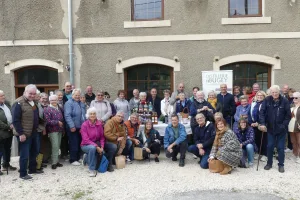 Les adhérents devant la distillerie du Bugey.