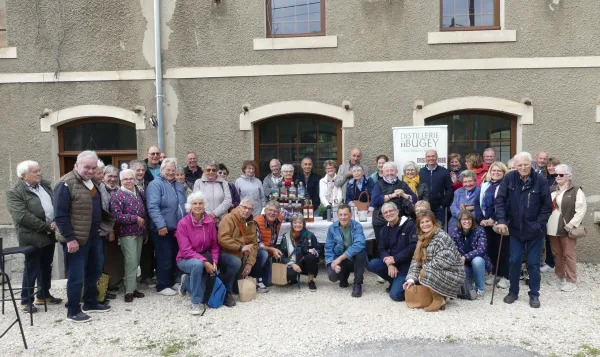 Les adhérents devant la distillerie du Bugey.