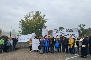 Les parents d'élèves, les professeurs et les AESH se sont mobilisés pour réclamer de meilleurs conditions d'enseignement pour leurs enfants au collège du Clergeon.