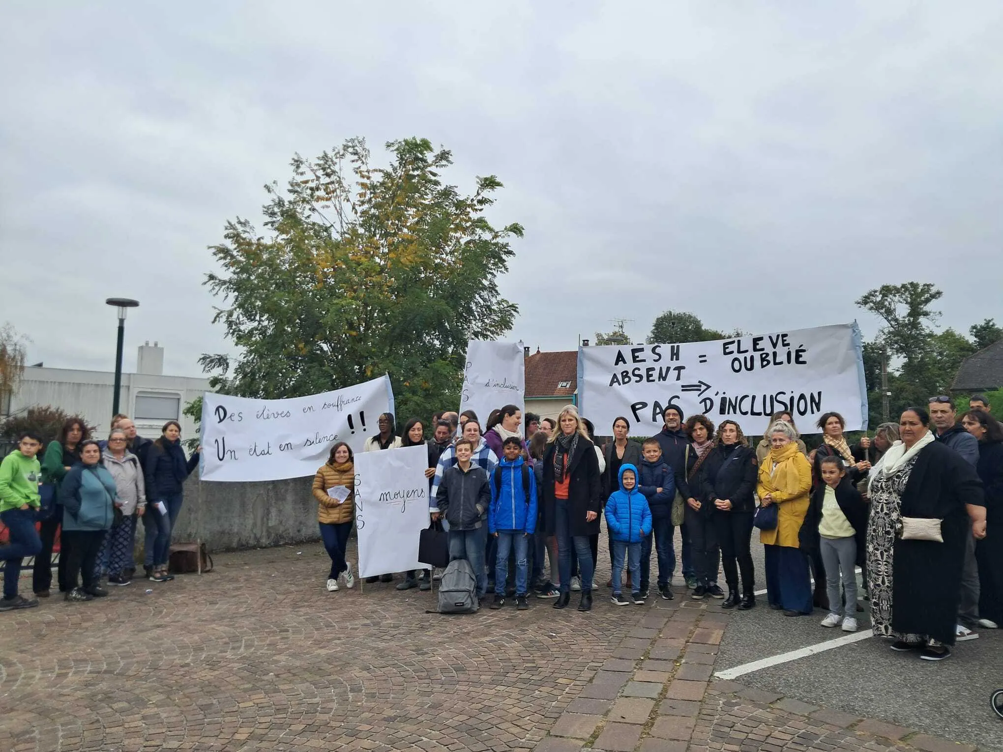 Les parents d'élèves, les professeurs et les AESH se sont mobilisés pour réclamer de meilleurs conditions d'enseignement pour leurs enfants au collège du Clergeon.