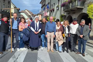 Inauguration. L'ouverture de la fête se faisait dès 14h, avec en tête du défilé, les élus (le maire et des adjoints, les conseillers départementaux) aux côtés de la présidente des Patoisants de l'Albanais et des membres.