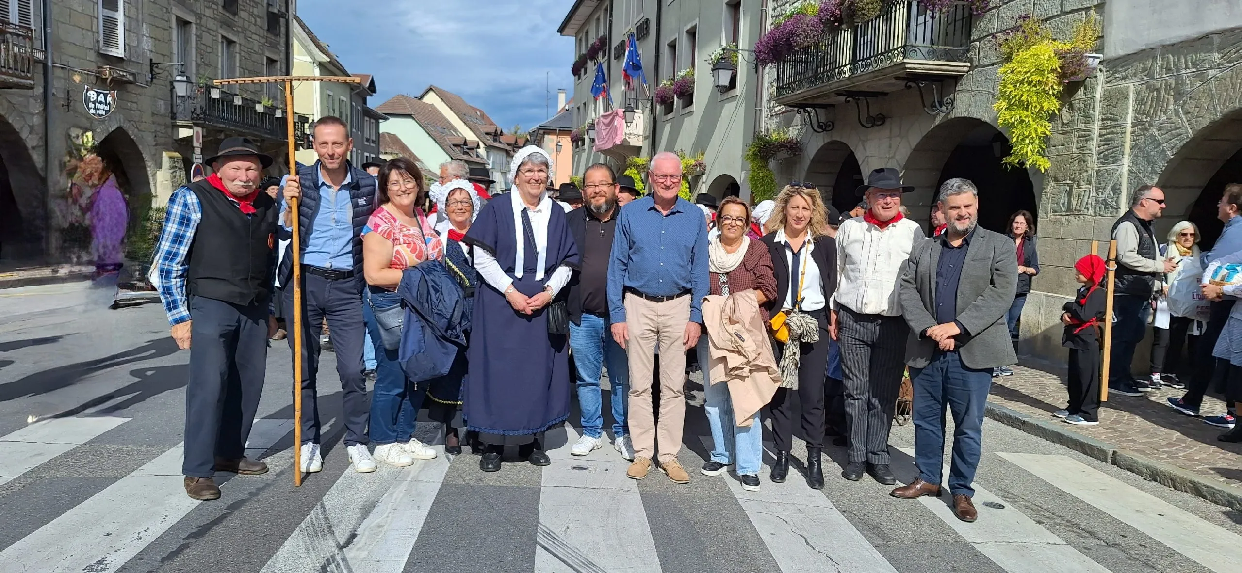 Inauguration. L'ouverture de la fête se faisait dès 14h, avec en tête du défilé, les élus (le maire et des adjoints, les conseillers départementaux) aux côtés de la présidente des Patoisants de l'Albanais et des membres.
