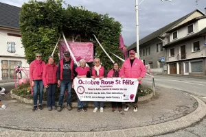 Des bénévoles engagés dans la cause d'Octobre rose ont décoré le rond-point du centre village de Saint-Félix. 