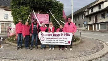 Des bénévoles engagés dans la cause d'Octobre rose ont décoré le rond-point du centre village de Saint-Félix. 