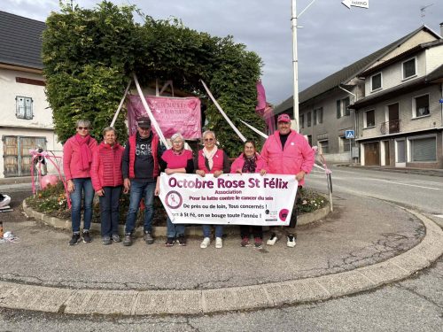 Des bénévoles engagés dans la cause d'Octobre rose ont décoré le rond-point du centre village de Saint-Félix. 