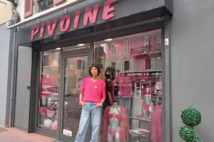 La boutique Pivoine a une vitrine dédiée à octobre rose comme d'autres commerçants et vend des bracelets pour récolter des fonds.