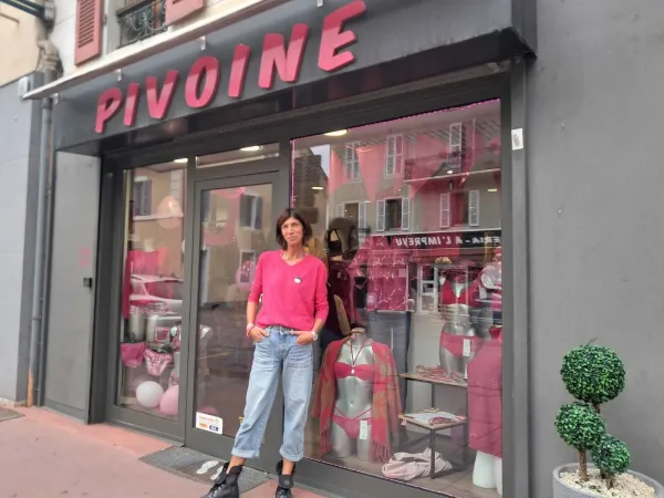 La boutique Pivoine a une vitrine dédiée à octobre rose comme d'autres commerçants et vend des bracelets pour récolter des fonds.