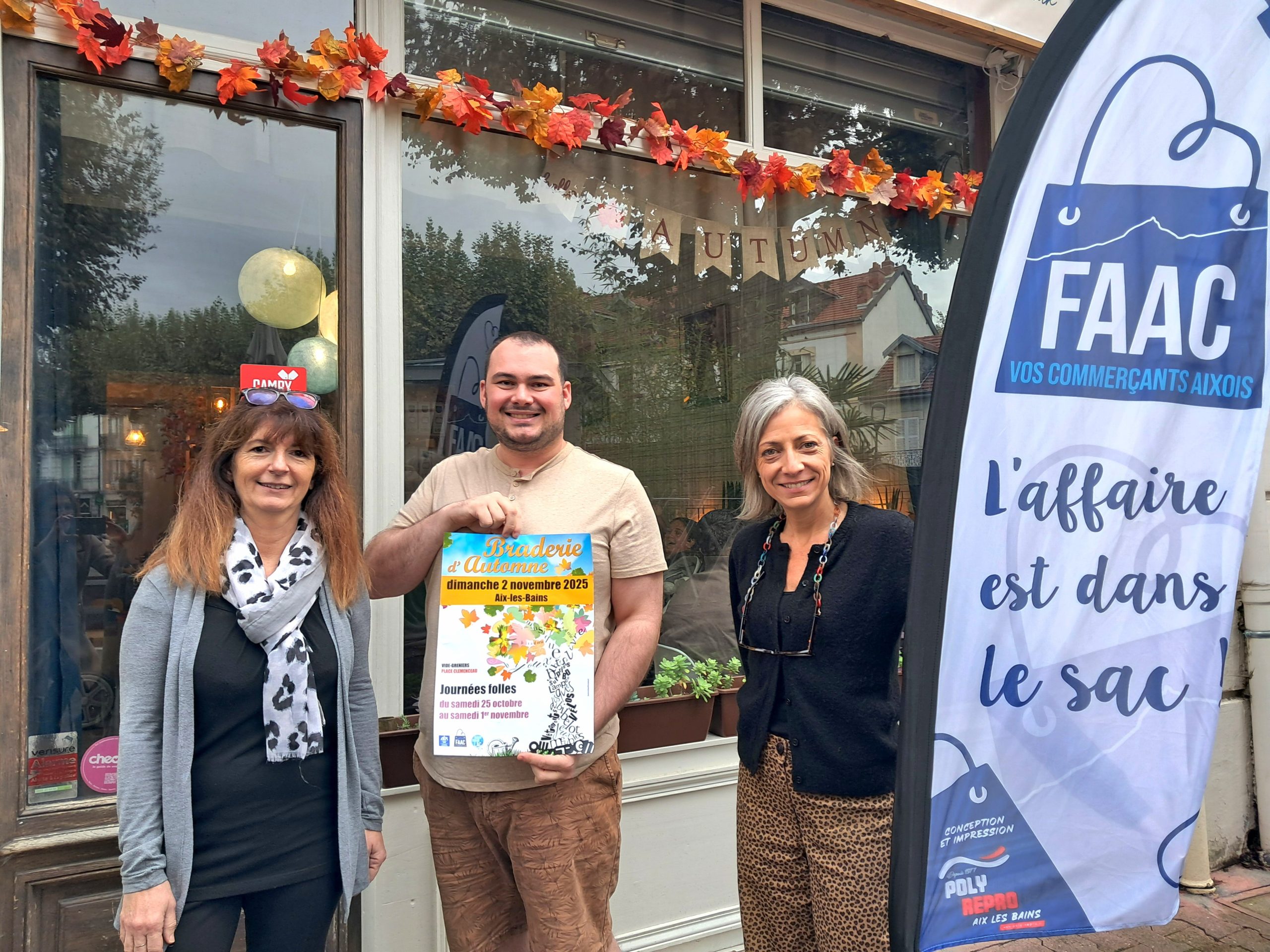 Cédric Valz-Pothier devant son commerce la Théothèque, entouré de deux adhérentes membres du bureau de la FAAC. - ©Claire Castelar
