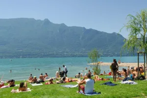 Le lac du Bourget compte plus d'une dizaine de plages, très prisées durant l'été.