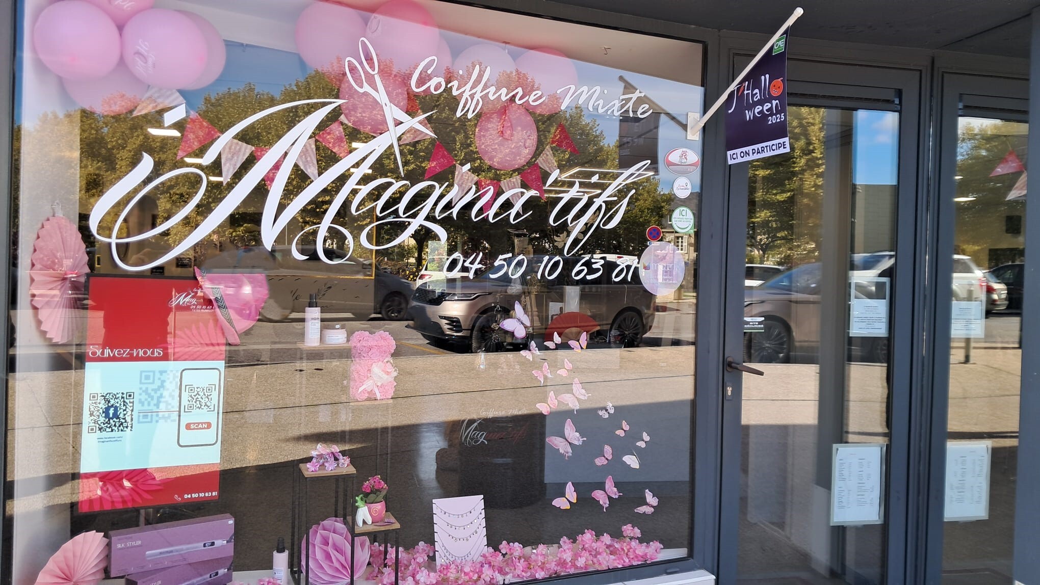 Vitrine. Plusieurs salons de coiffure ont également changé leur devanture. - Photo : Alexis Fernandez 