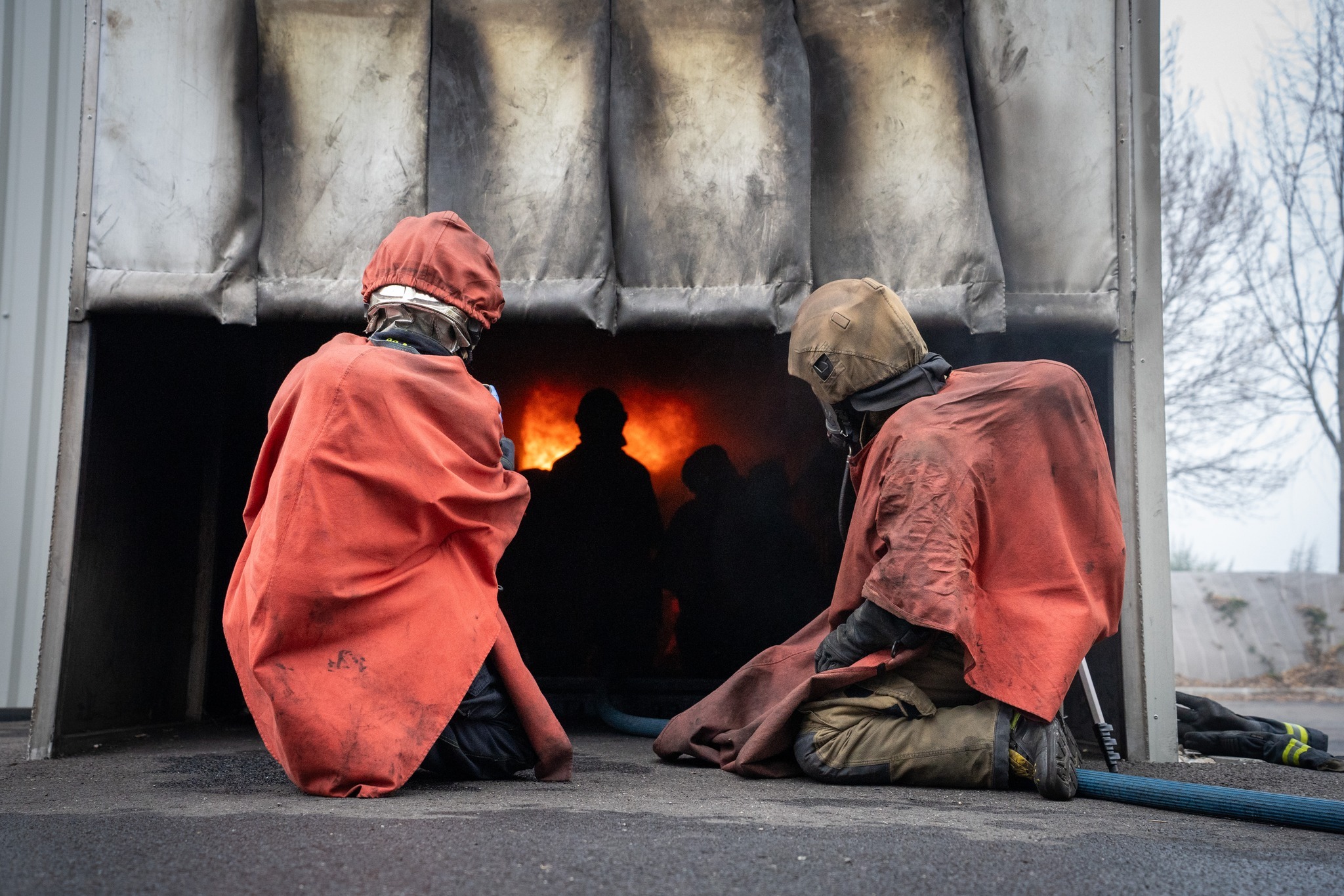 Des palettes de bois brut permettent de créer le feu. - Photo : SDIS 74