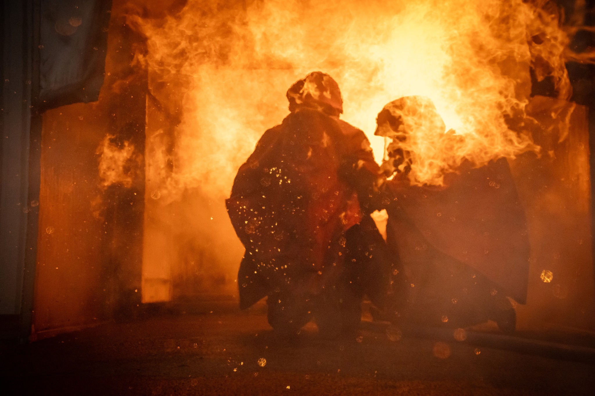 Les équipements des sapeurs pompiers permettent de résister aux flammes. - Photo : SDIS 74