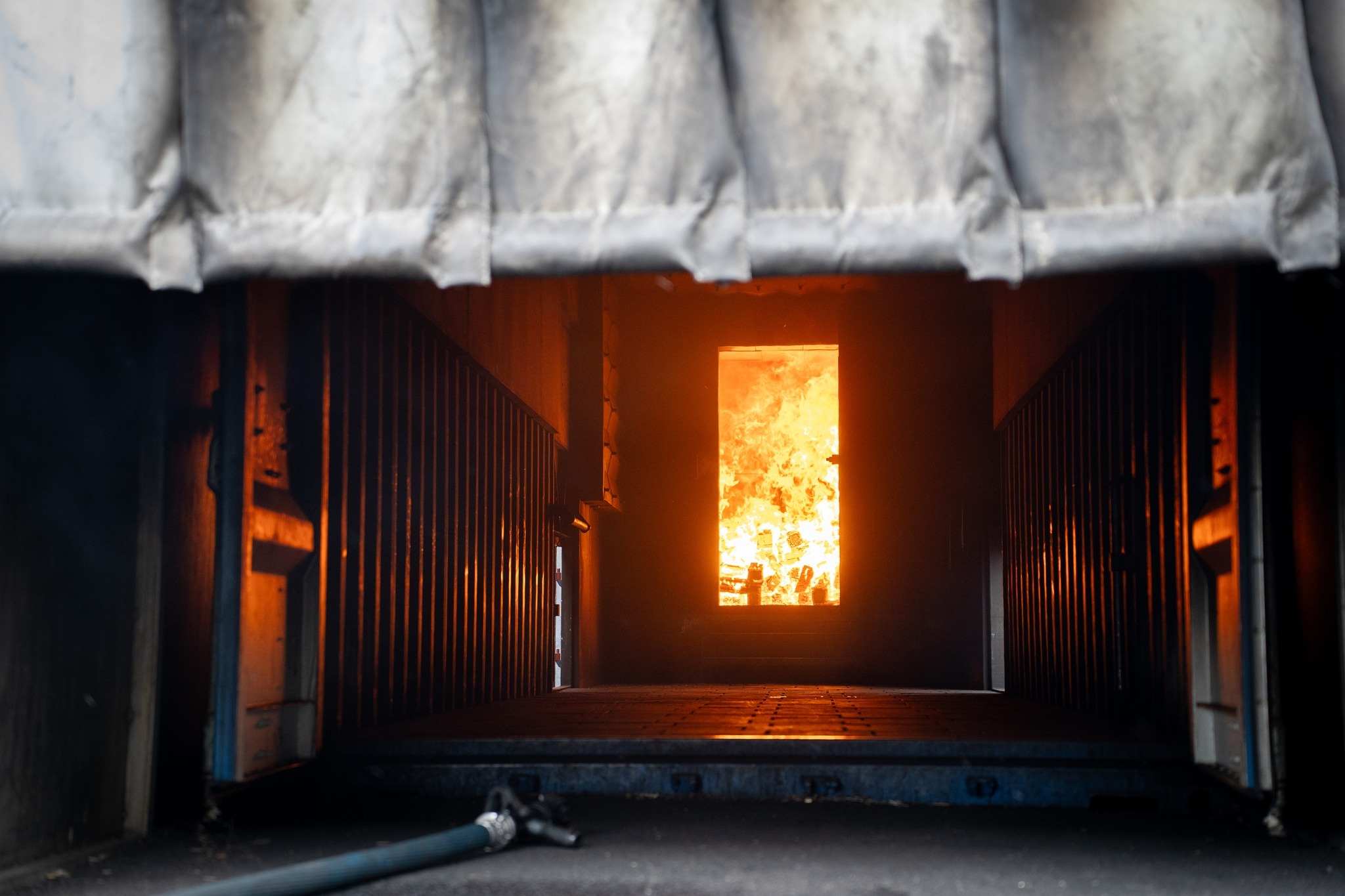 Le foyer du caisson est plus ou moins alimenté en air par une porte. - Photo : SDIS 74