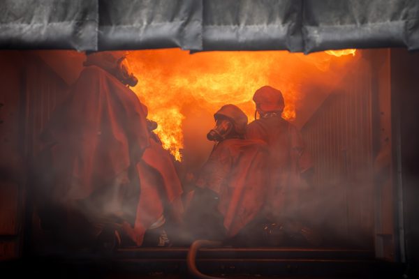 Les flammes embrasent les fumées qui s'échappent. 