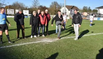 Coup d'envoi. Le partenaire du jour lance la partie.