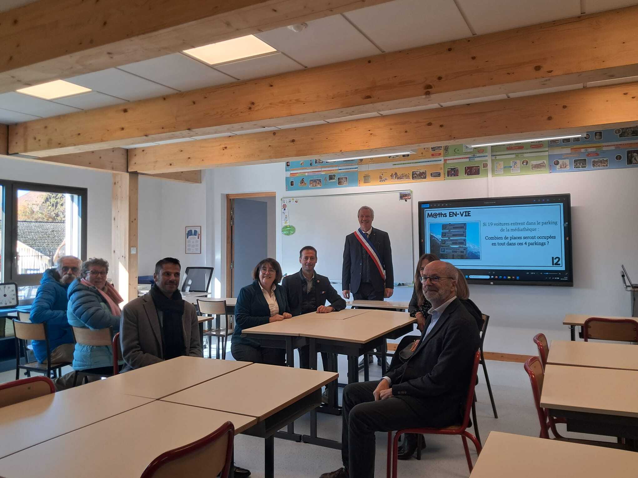 Visite. Les élus au même titre que les habitants ont pu visiter l'école. - Photo : Alexis Fernandez