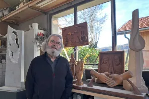 Fernand Terrier prépare son exposition.