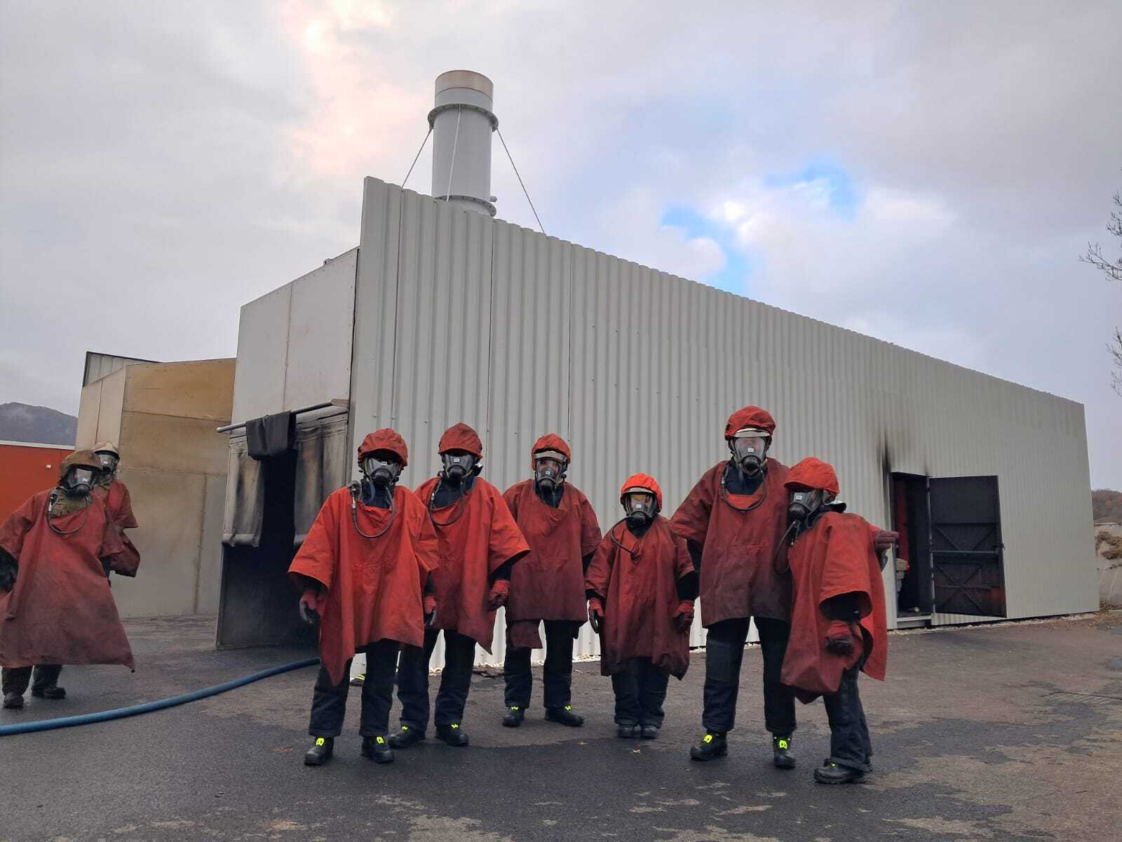 Les tenues des sapeurs-pompiers sont conçues pour resister le plus longtemps possible à la chaleur. - Photo : Claire Castelar