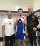 Nathan Quenouelle pas peu fier de son premier succès, en compagnie de ses coachs