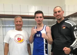 Nathan Quenouelle pas peu fier de son premier succès, en compagnie de ses coachs