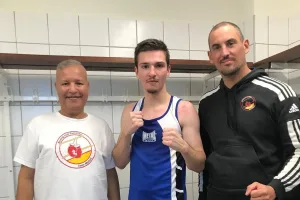 Nathan Quenouelle pas peu fier de son premier succès, en compagnie de ses coachs