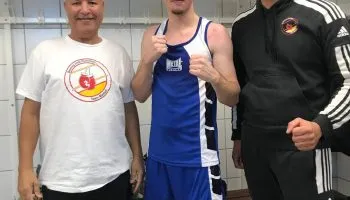 Nathan Quenouelle pas peu fier de son premier succès, en compagnie de ses coachs